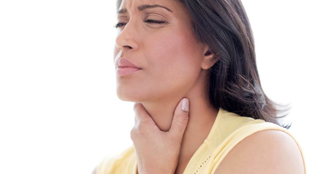Persona con afectaciones en las cuerdas vocales, su voz debido al impacto del estrés y la ansiedad